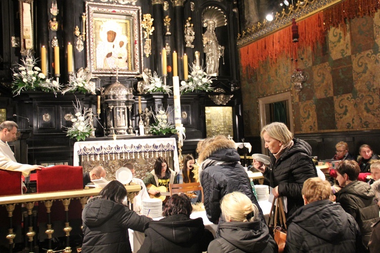 Czuwanie wiernych z Białej Rawskiej na Jasnej Górze