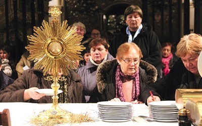 ▲	W czasie adoracji Najświętszego Sakramentu na białym obrusie wierni złożyli swoje podpisy.