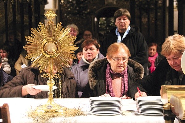 ▲	W czasie adoracji Najświętszego Sakramentu na białym obrusie wierni złożyli swoje podpisy.