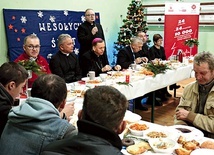 Ks. Radosław Kisiel mówił, że najważniejszymi gośćmi przy wspólnym stole są potrzebujący.