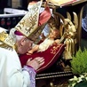 Biskup na początku i na końcu liturgii oddał hołd Bożej Dziecinie.