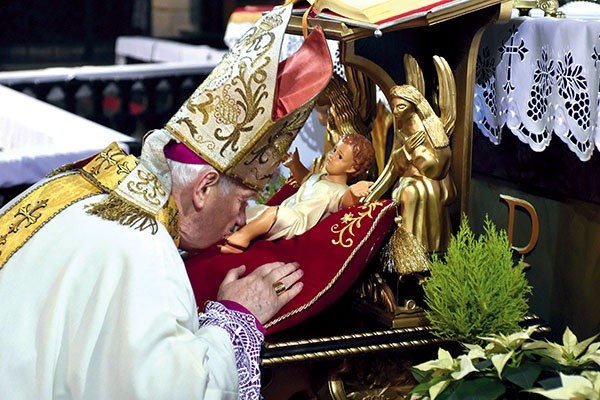 Biskup na początku i na końcu liturgii oddał hołd Bożej Dziecinie.