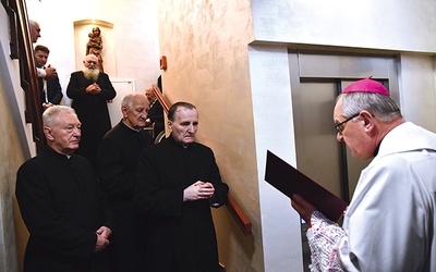 Biskup pobłogosławił oddaną niedawno do użytku część domu.