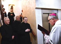 Biskup pobłogosławił oddaną niedawno do użytku część domu.