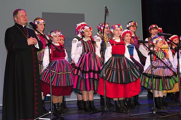 Nagrodę główną wręczył bp Henryk Tomasik.