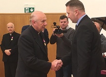 Odznaczenie ks. Stanisławowi Łabendowiczowi wręcza Przemysław Czarnek. Z lewej ks. Marek Chmielewski.