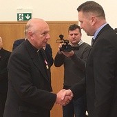 Odznaczenie ks. Stanisławowi Łabendowiczowi wręcza Przemysław Czarnek. Z lewej ks. Marek Chmielewski.