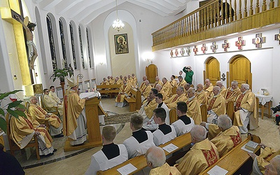 Mszę św. z mieszkańcami DKS celebrowali biskupi Henryk Tomasik i Piotr Turzyński.