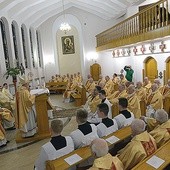 Mszę św. z mieszkańcami DKS celebrowali biskupi Henryk Tomasik i Piotr Turzyński.