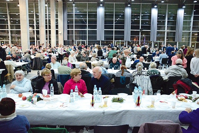 Do świątecznie zastawionych stołów zasiedli bezdomni, osamotnieni i ubodzy.