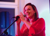 ▲	Artystka dźwiękami i słowem przekonywała o aktualności tekstów z tej księgi Biblii.