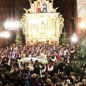 Regionalne beskidzkie zespoły w kościele w Żabnicy.