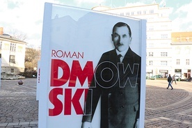 	Portret Dmowskiego  na wystawie IPN „Ojcowie Niepodległości” ustawiono  na krakowskim pl. Szczepańskim, przez który polityk wielokrotnie niegdyś przechodził.