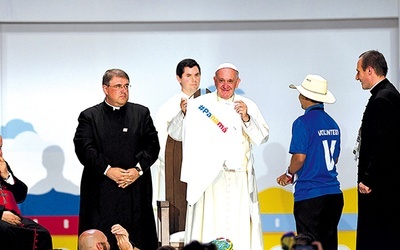 Podczas pożegnalnego spotkania w Tauron Arenie papież dostał od młodych panamską koszulkę.