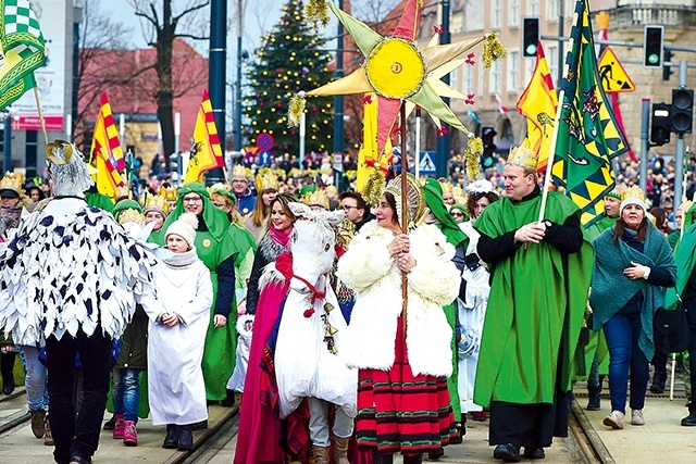 ▲	W Olsztynie w rytm kolędy „Bóg się rodzi” od kilku lat wszyscy tańczą poloneza.