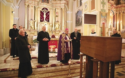 Obrzędowi ponownego pogrzebu przewodniczył bp Krzysztof Nitkiewicz.