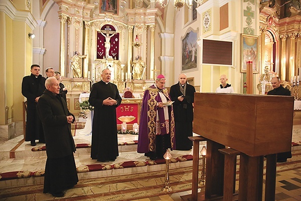 Obrzędowi ponownego pogrzebu przewodniczył bp Krzysztof Nitkiewicz.