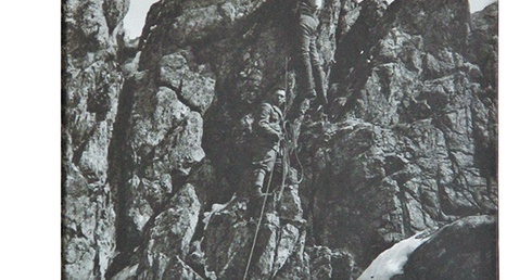 Na okładce – bł. Pier Giorgio Frassati pomaga wejść swoim towarzyszom na szczyt Rocca Sella w Alpach włoskich. To zdjęcie nie było dotąd publikowane.