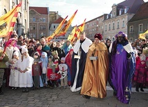 Królewskie świty przemierzają wiele miast wrocławskiej archidiecezji (zdjęcie z 2014 r. z Brzegu).