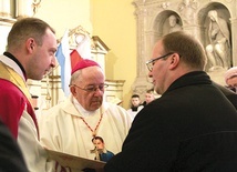 ▲	Biskup senior wręczył włodarzom miasta dokument z Watykanu.