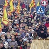 ▲	Wszędzie tam, gdzie przechodzą pochody, poczucie wspólnoty wyrażają m.in. złote korony na głowach uczestników.