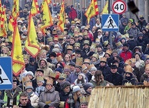 ▲	Wszędzie tam, gdzie przechodzą pochody, poczucie wspólnoty wyrażają m.in. złote korony na głowach uczestników.