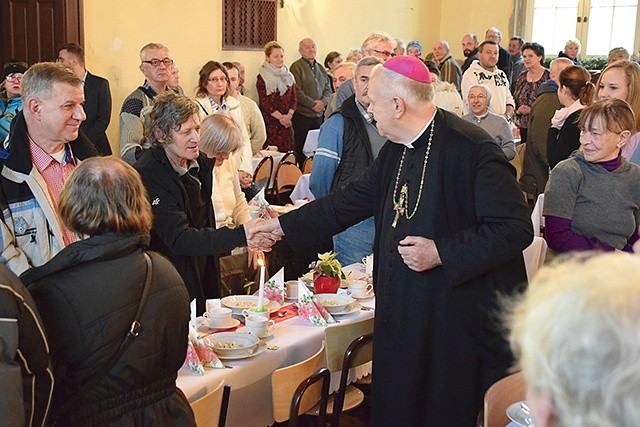 ◄	W sali przy bazylice na biskupa czekało ponad 130 osób.