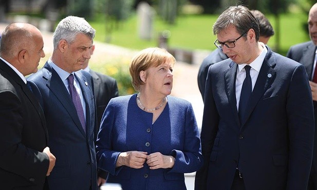 Prezydenci: Serbii Aleksandar Vučić (pierwszy z prawej) i Kosowa Hashim Thaçi (drugi z lewej) w towarzystwie Angeli Merkel na nieformalnym szczycie Unii Europejskiej z krajami Bałkanów Zachodnich, który odbył się w Sofii 17 maja 2018 r.