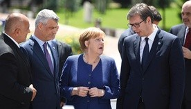 Prezydenci: Serbii Aleksandar Vučić (pierwszy z prawej) i Kosowa Hashim Thaçi (drugi z lewej) w towarzystwie Angeli Merkel na nieformalnym szczycie Unii Europejskiej z krajami Bałkanów Zachodnich, który odbył się w Sofii 17 maja 2018 r.