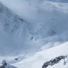 Duża lawina w Dolinie Roztoki w Tatrach. Ratownicy przeszukują lawinisko