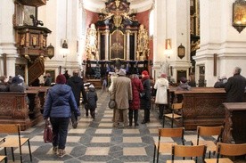 Od rana krakowianie przychodzą do kościoła, by pomodlić się przy trumnie bp. Tadeusza