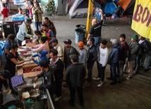 Migranci otrzymują pomoc w meksykańskiej Tijuanie