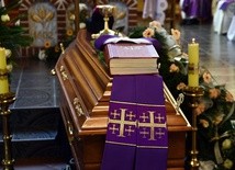 Żegnając zmarłych duchownych, kładzie się na ich trumnie atrybuty kapłaństwa - kielich i stułę