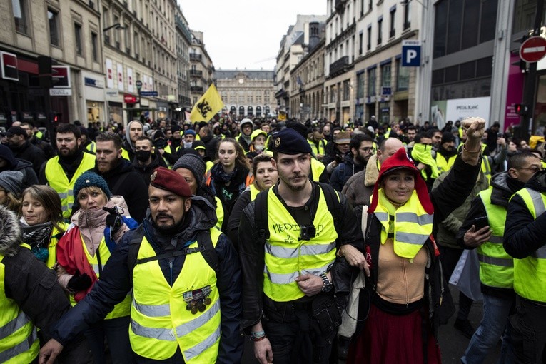 W Paryżu starcia "żółtych kamizelek" z siłami bezpieczeństwa