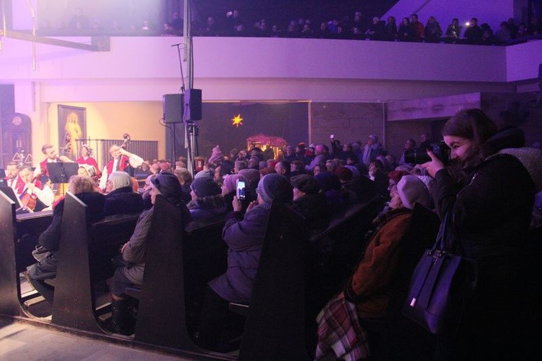 Charytatywny koncert "Mazowsza" w parafii Matki Bożej Królowej Polski w Lublinie