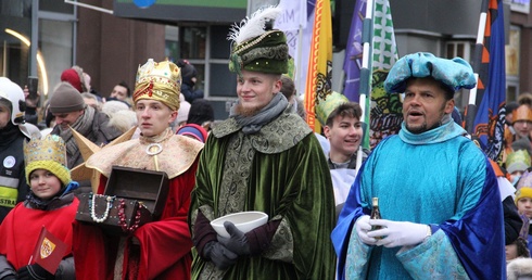 Barwny i głośny korowód z Trzema Królami na przedzie przeszedł ulicami Gdyni
