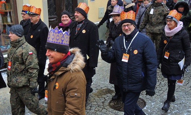 Bp Piotr Greger, prezydent Jarosław Klimaszewski, posłowie, senatorowie i radni także szli w bielskich orszakach