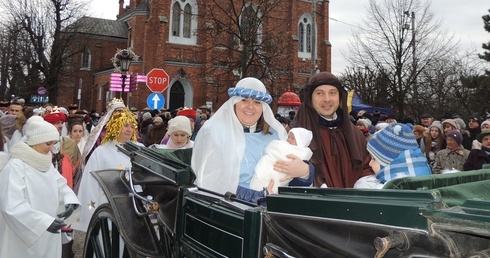 Uśmiechnięta Święta Rodzina zasiadła w bryczce