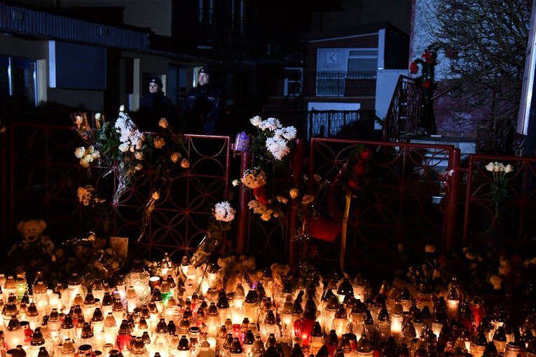 Modlitwa w intencji ofiar tragedii w escape roomie - miejsce zdarzenia