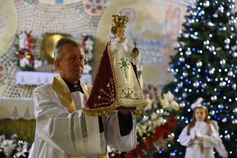 Błogosławieństwo figurką Dzieciątka Jezus