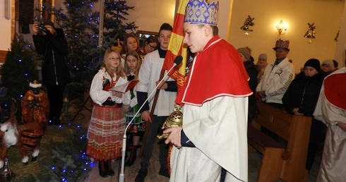 Na zakończenie orszaku Mędrcy złożyli Jezusowi dary