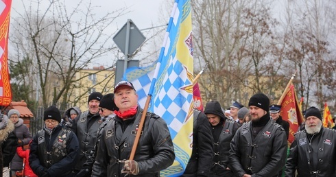 Na czele orszaku szli członkowie stowarzyszenia Łowicki Klub Motocyklowy "No. 16"