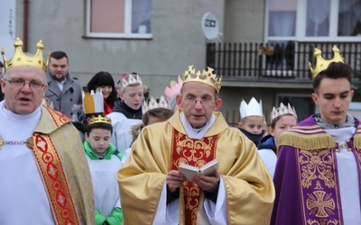 W Stachlewie w orszaku wędrowali ks. proboszcz, ministranci i dzieci z rodzicami