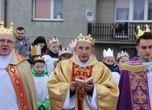 W Stachlewie w orszaku wędrowali ks. proboszcz, ministranci i dzieci z rodzicami