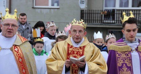 W Stachlewie w orszaku wędrowali ks. proboszcz, ministranci i dzieci z rodzicami
