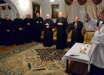 Biskupi dom pobłogosławił i pokropił wodą święconą ks. Mirosław Nowak, proboszcz radomskiej parafii św. Jana