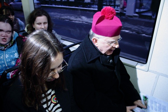 Kolędowanie z metropolitą w tramwaju MPK 2019