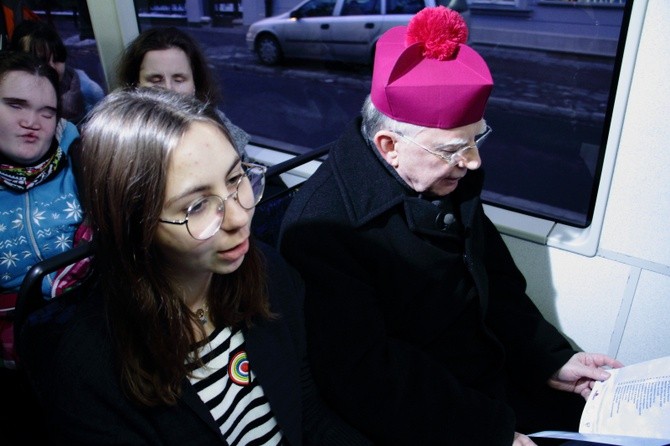 Kolędowanie z metropolitą w tramwaju MPK 2019