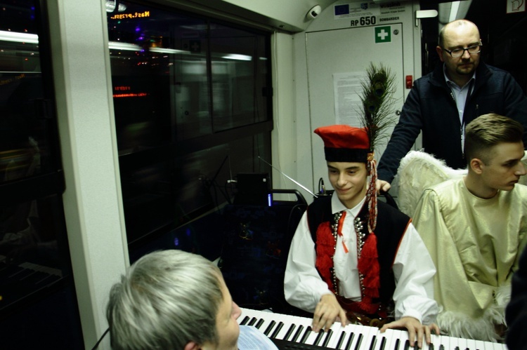 Kolędowanie z metropolitą w tramwaju MPK 2019