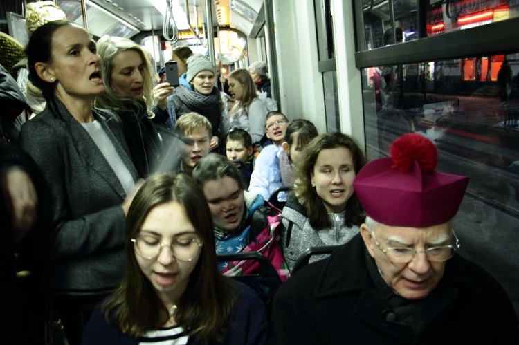 Kolędowanie z metropolitą w tramwaju MPK 2019